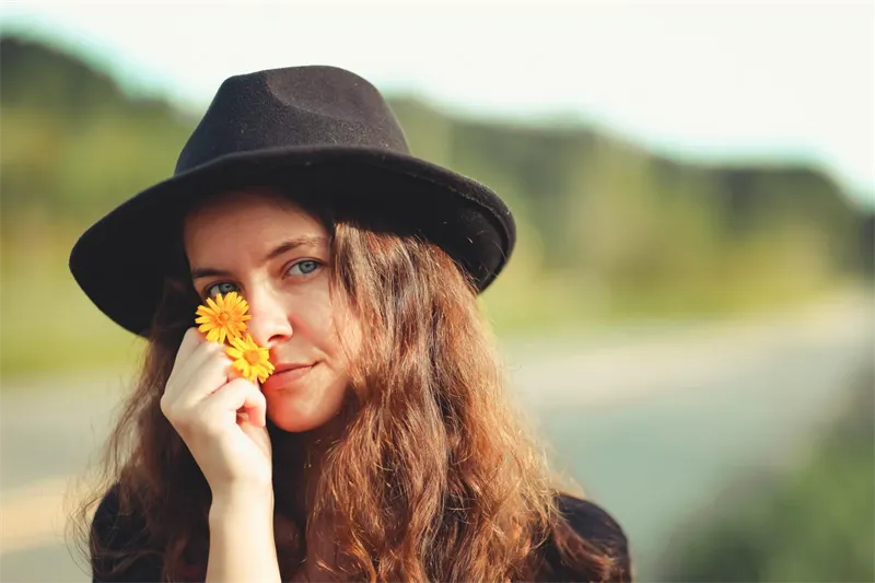 Cómo usar un sombrero Fedora: Una guía para hombres y mujeres